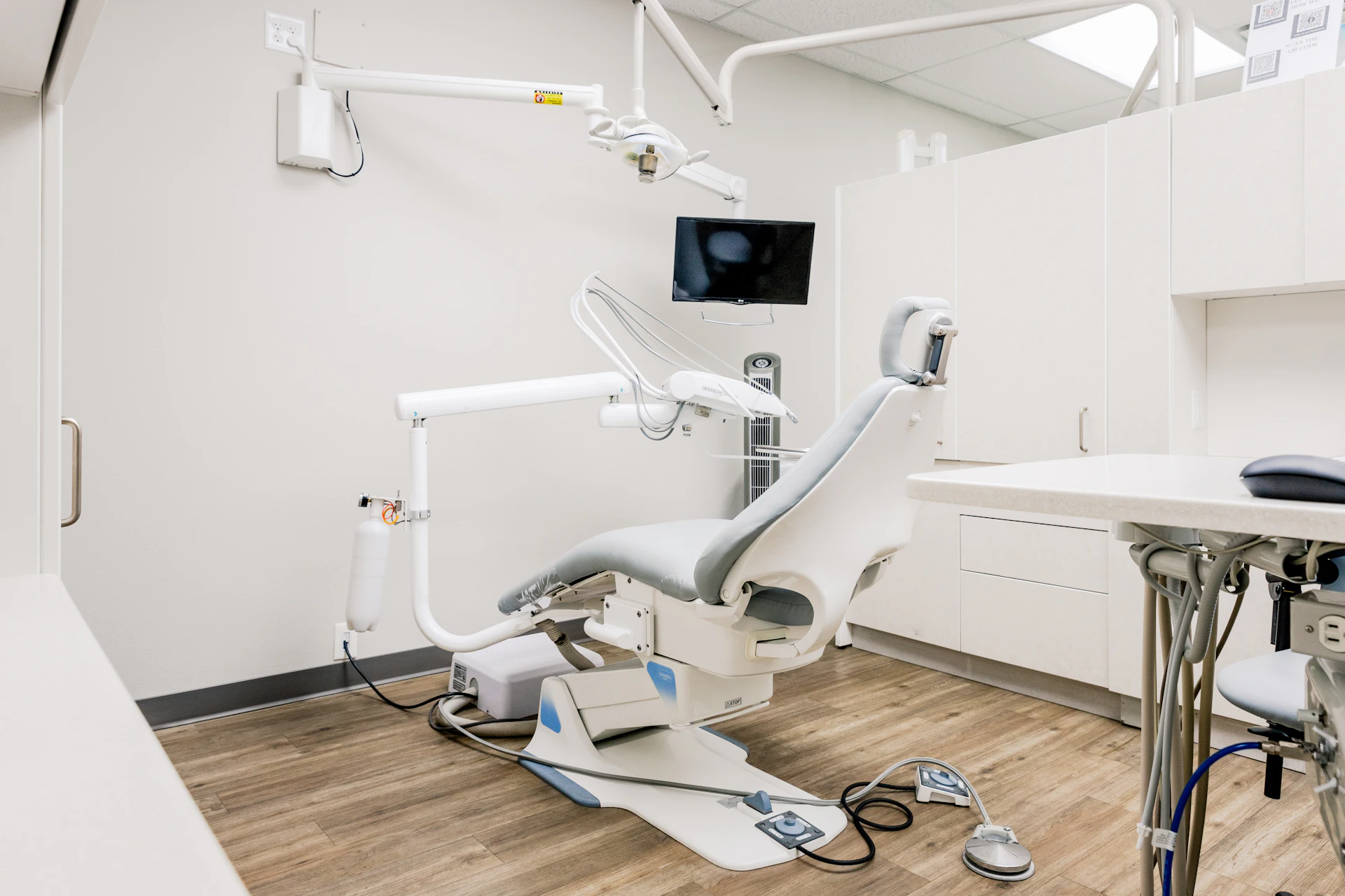 Interior moderno e sofisticado de clínica odontológica